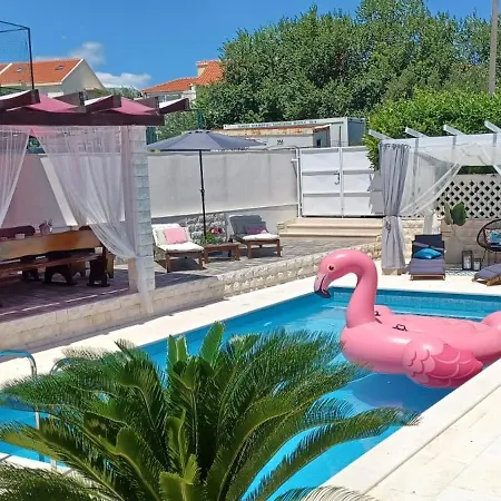 Apartment Matenda With Pool Mravince